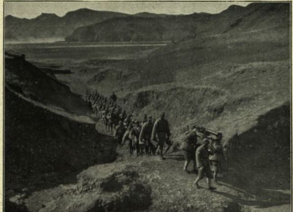 热河山区战线上的山路行军