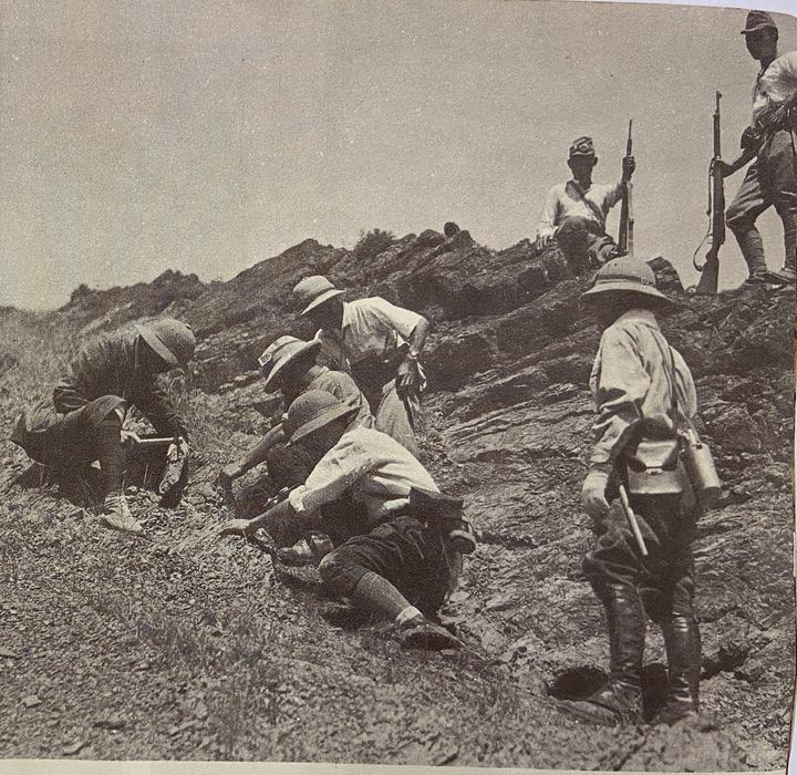 攀登险峻山地