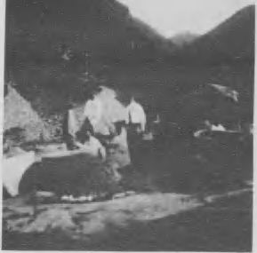 矿区作业人员与山谷
