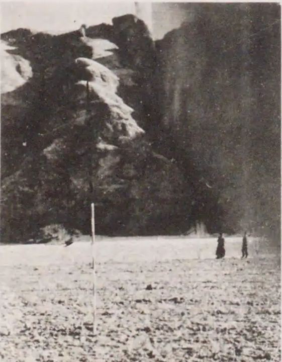 砾堆上游坝址左岸