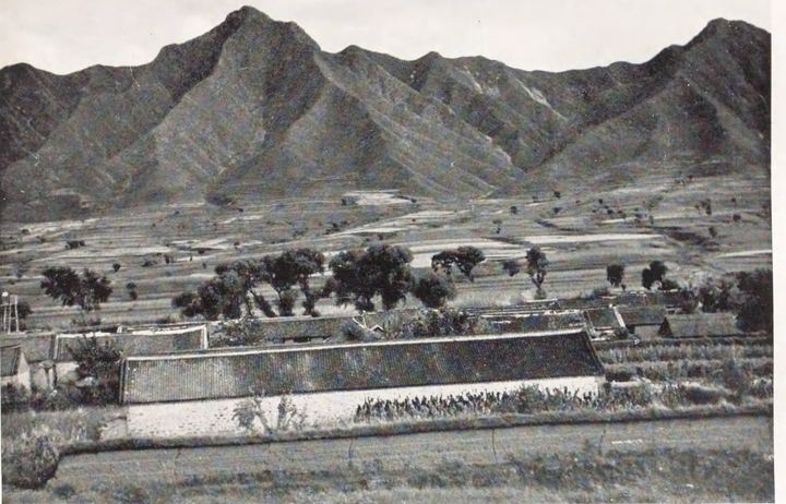 山麓院落与山地