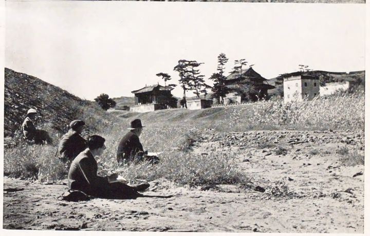 山坡寺院与坐地人物