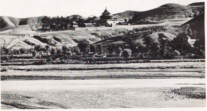 隔热河眺望寺院