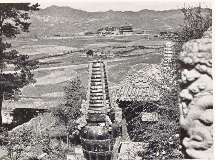 经幢与寺院远景
