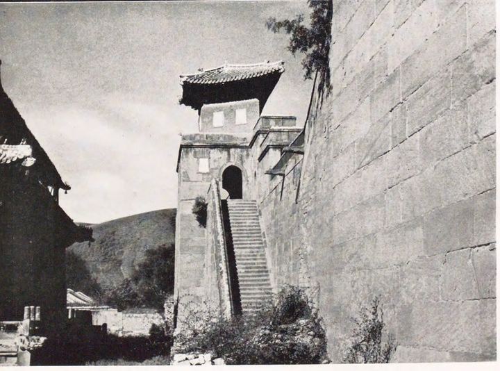 高墙旁的门楼与石阶