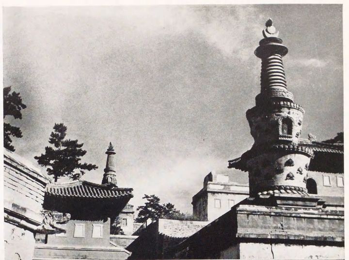寺院建筑间的覆钵式塔