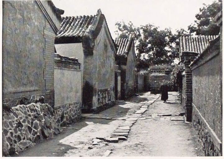 寺院院墙间的石板路