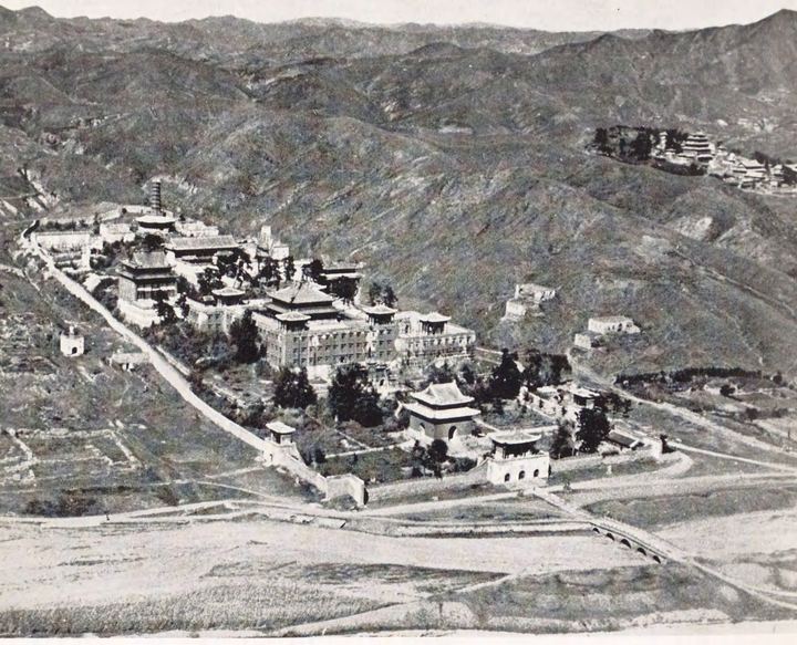 山谷中的寺院建筑群全景
