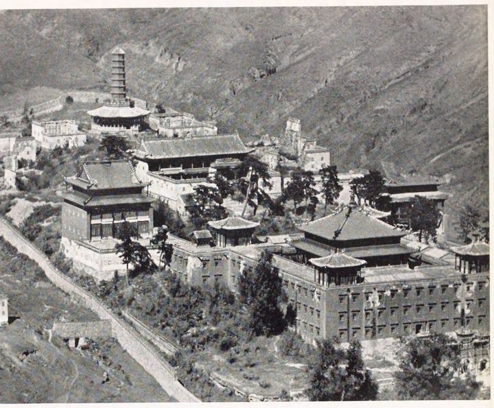 依山寺院建筑群俯瞰