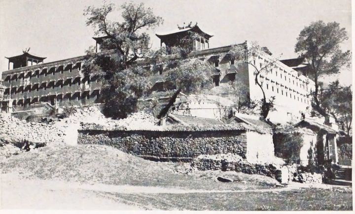 山坡上的高台寺院建筑