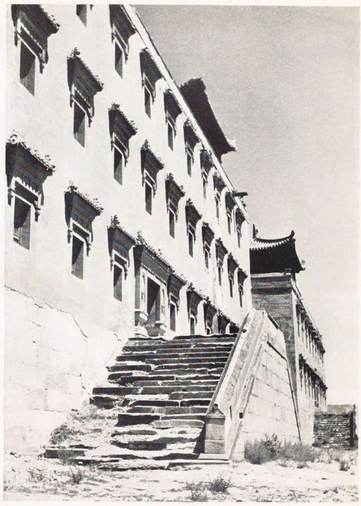 高墙建筑外侧的石阶