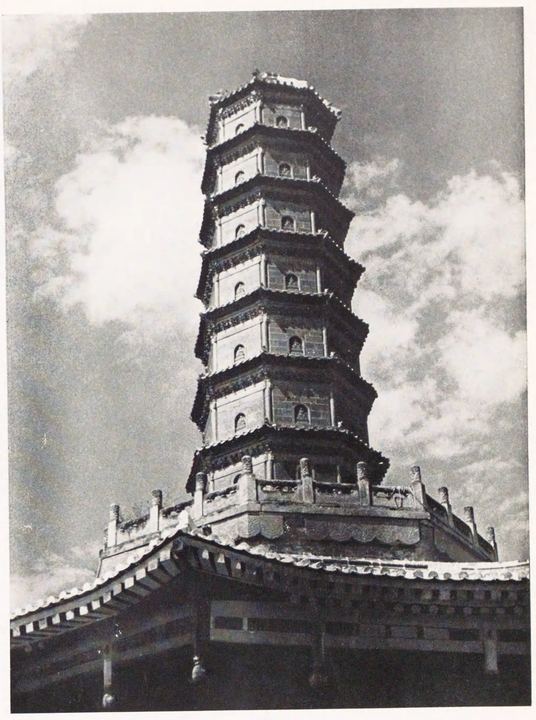 殿顶上方的多层方塔