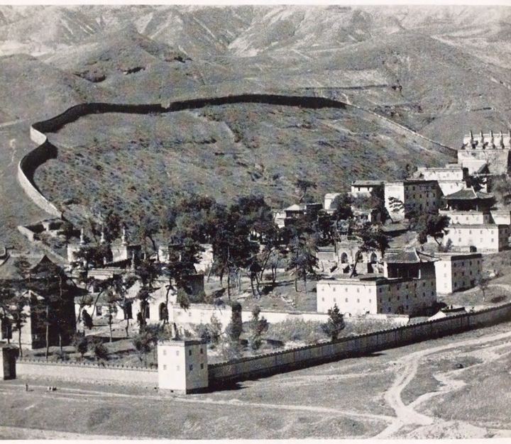 高台寺院与周边院落全景