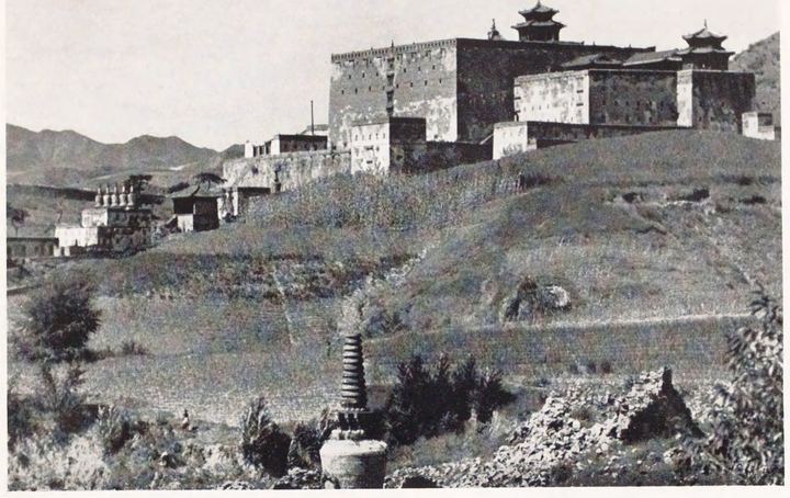 疑为普陀宗乘之庙高台建筑与前景小塔