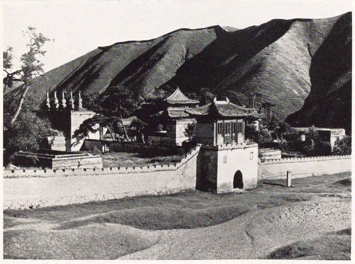 疑为普陀宗乘之庙院门与山地