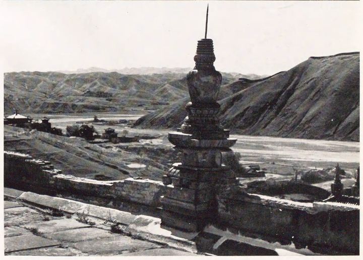 疑为普陀宗乘之庙墙顶小塔与远景
