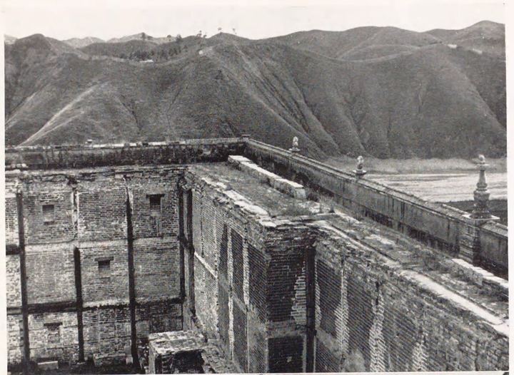 疑为普陀宗乘之庙高墙顶部与山地
