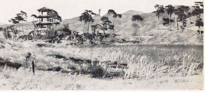 疑为避暑山庄湖区楼阁与园景