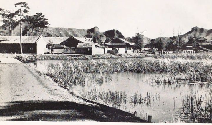 疑为避暑山庄湖岸建筑群