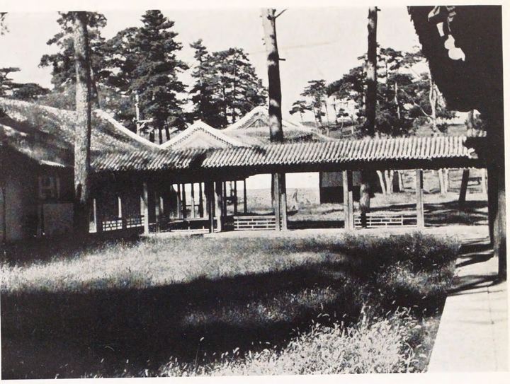 疑为避暑山庄湖岸廊亭