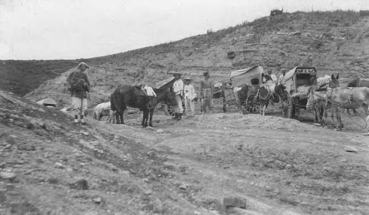 Travellers, horses, and carts at a pass on the road to Jehol around 1905