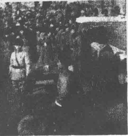 纪亮向士兵讲话