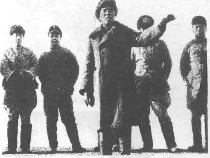 冯占海向士兵讲话