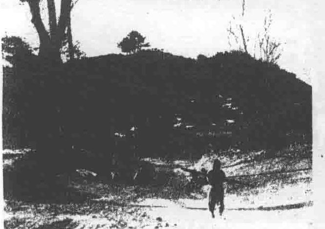 山地道路上协助运输的村民