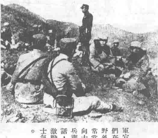 休息时讲话的军事领导人