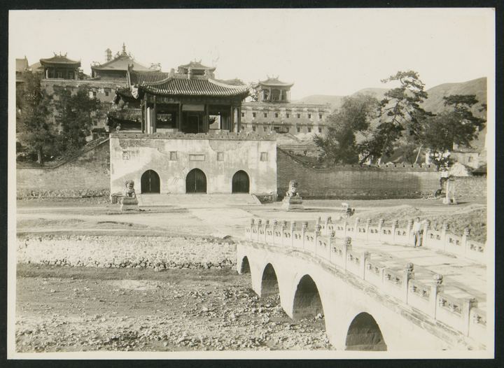 桥与山门(热河承德)