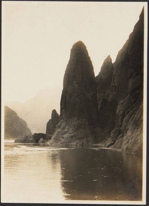 滦河蜡烛岩碧潭