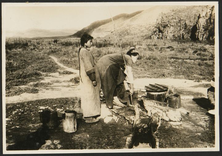 Women at a well near a Tamachinbu settlement in Linxi County, 1924