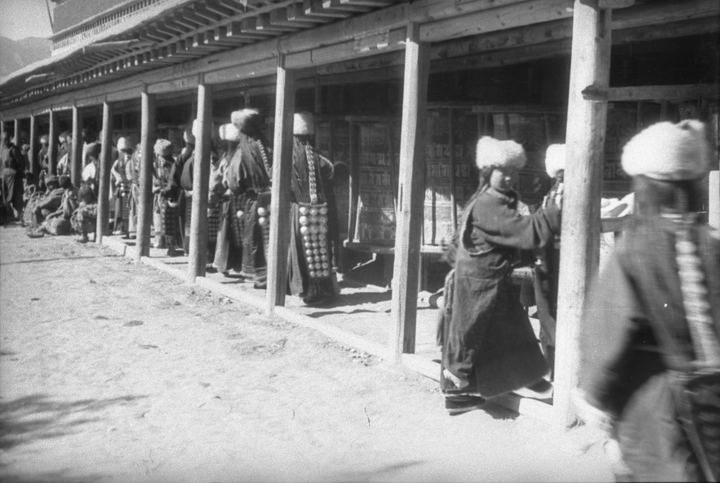 热河寺院转动经轮的藏族朝圣者