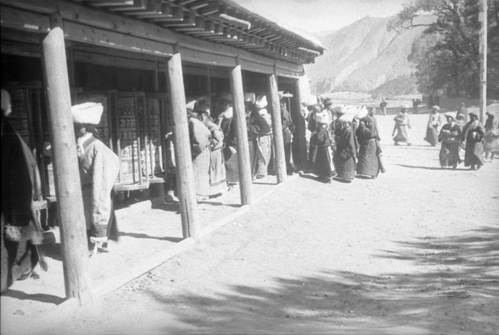 热河寺院转动经轮的藏族朝圣者
