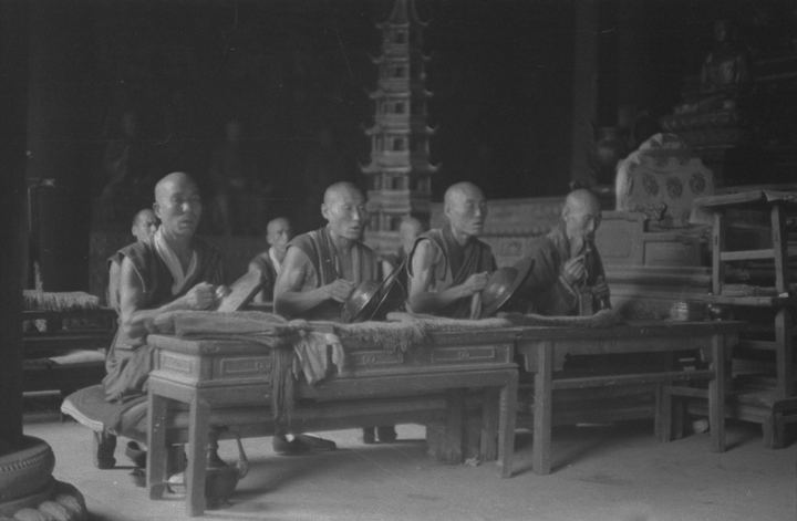 承德寺院中诵经的僧侣(三)