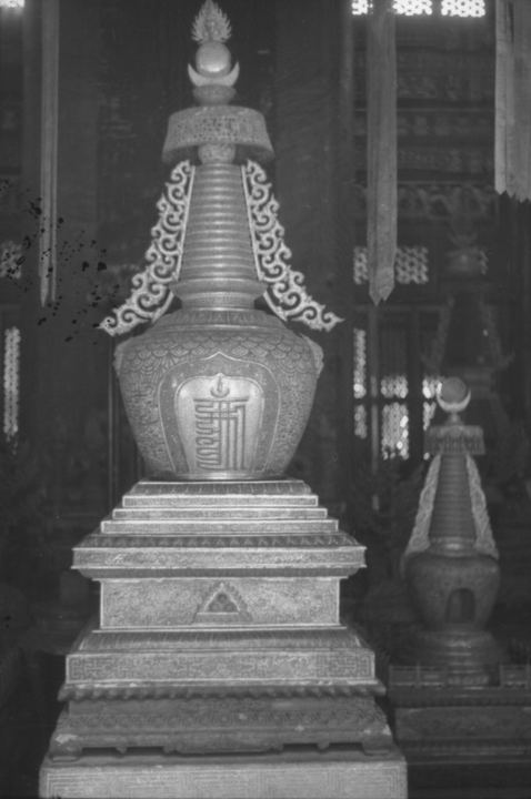 承德寺院内的藏式佛塔